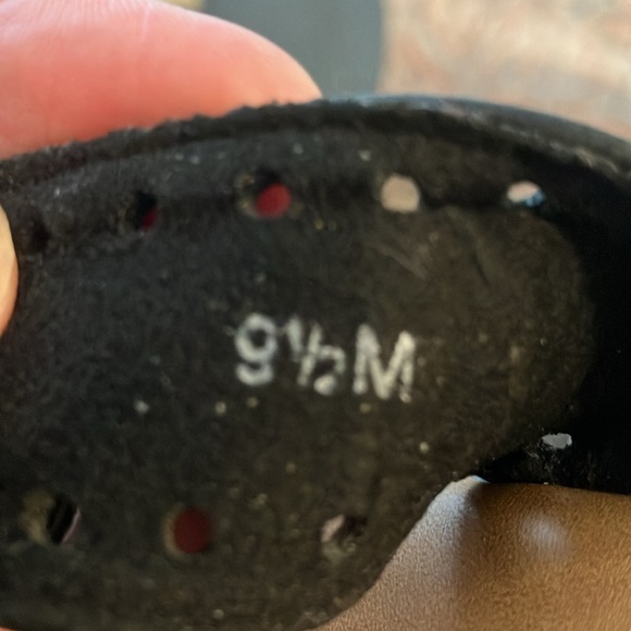 9.5 MED EASY STREET BLACK & TAN & RHINESTONE SANDALS - Picture 5 of 5